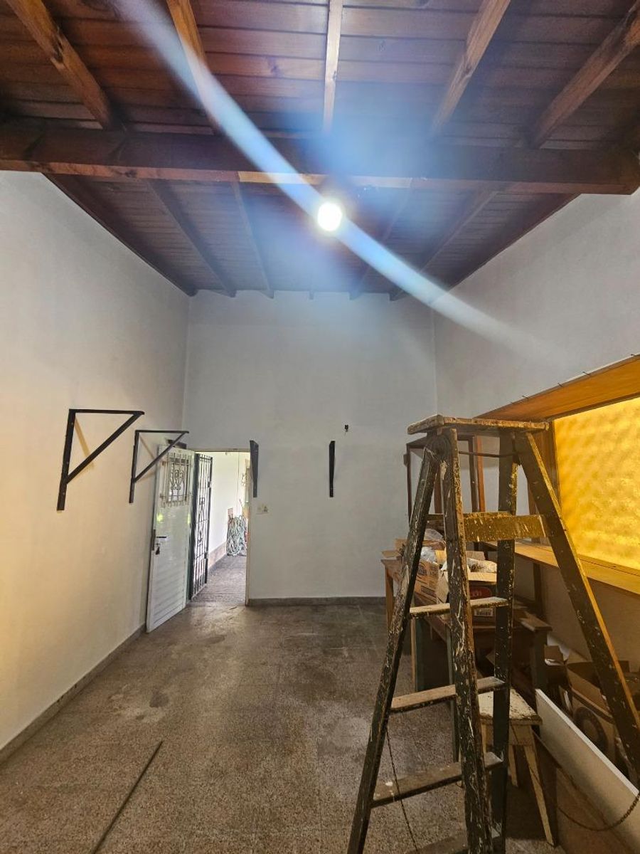VENTA DE CASA 3 AMBIENTES SOBRE 4 LOTES EN MONTE GRANDE - CON PILETA - 27