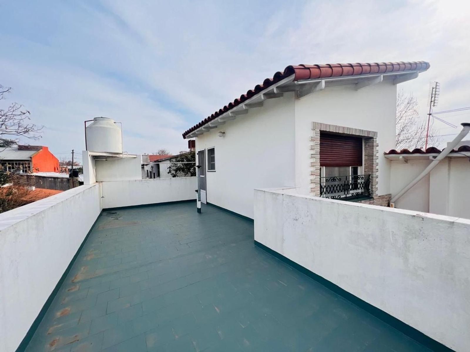 VENTA DE CASA 3 AMBIENTES SOBRE 4 LOTES EN MONTE GRANDE - CON PILETA - 28