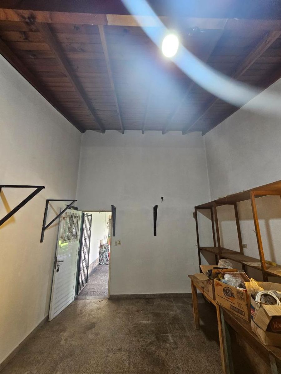 VENTA DE CASA 3 AMBIENTES SOBRE 4 LOTES EN MONTE GRANDE - CON PILETA - 29