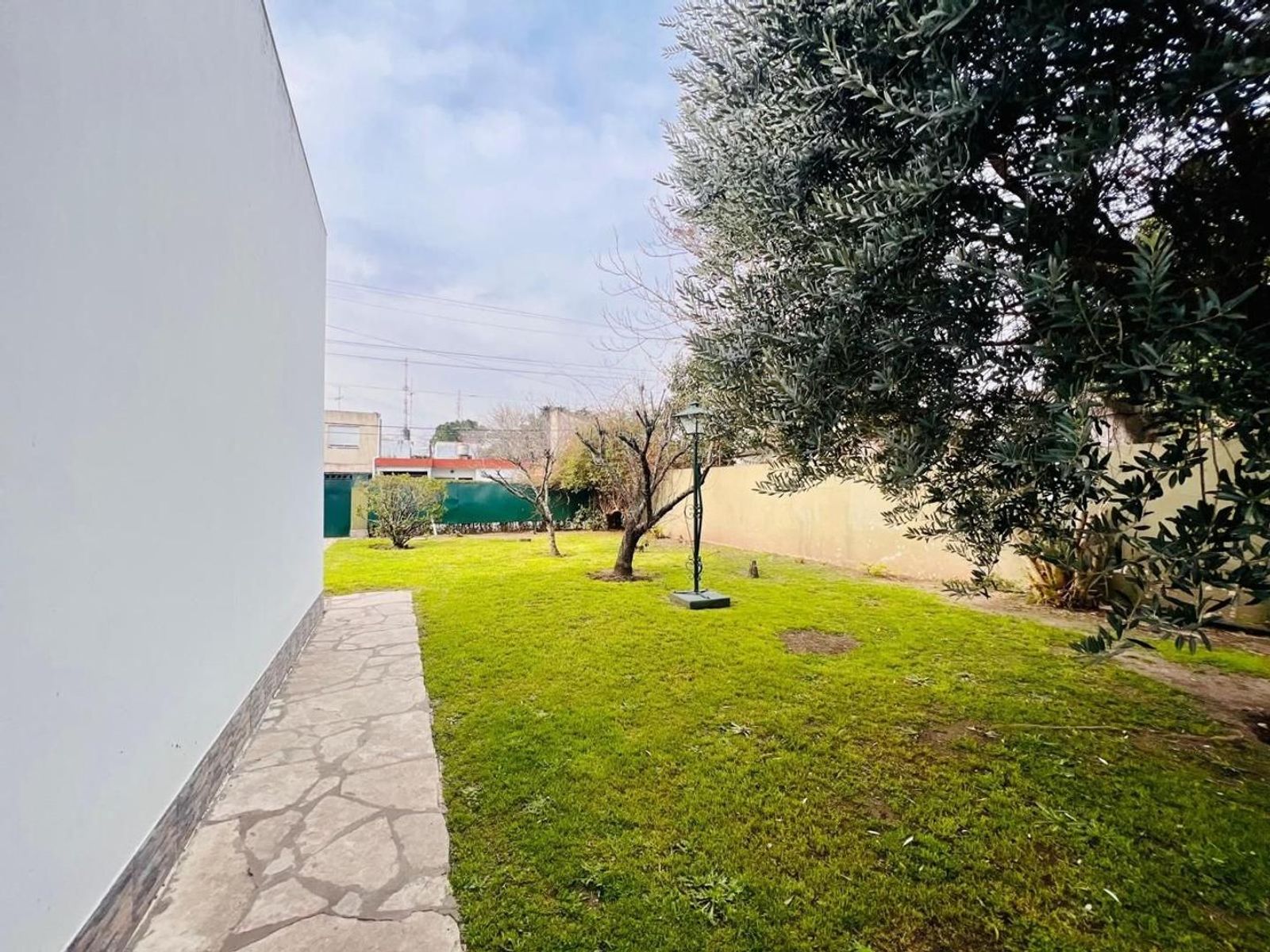 VENTA DE CASA 3 AMBIENTES SOBRE 4 LOTES EN MONTE GRANDE - CON PILETA - 30