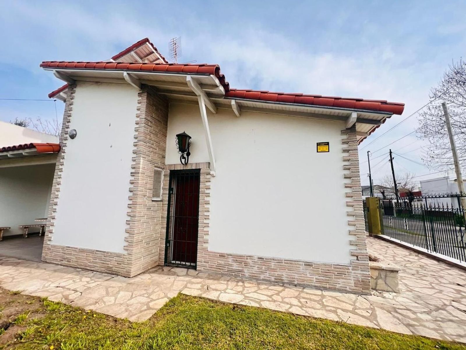 VENTA DE CASA 3 AMBIENTES SOBRE 4 LOTES EN MONTE GRANDE - CON PILETA - 33