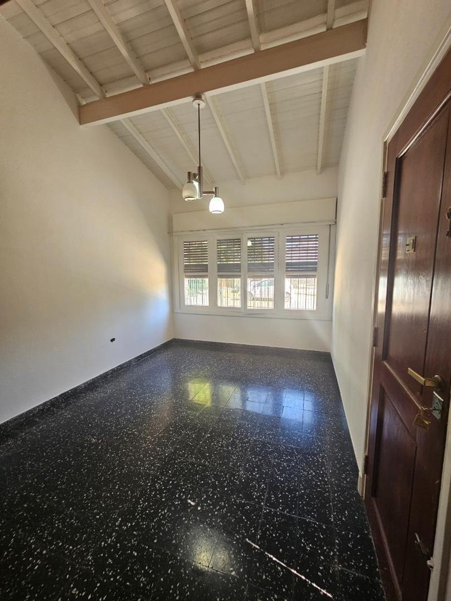 VENTA DE CASA 3 AMBIENTES SOBRE 4 LOTES EN MONTE GRANDE - CON PILETA - 35