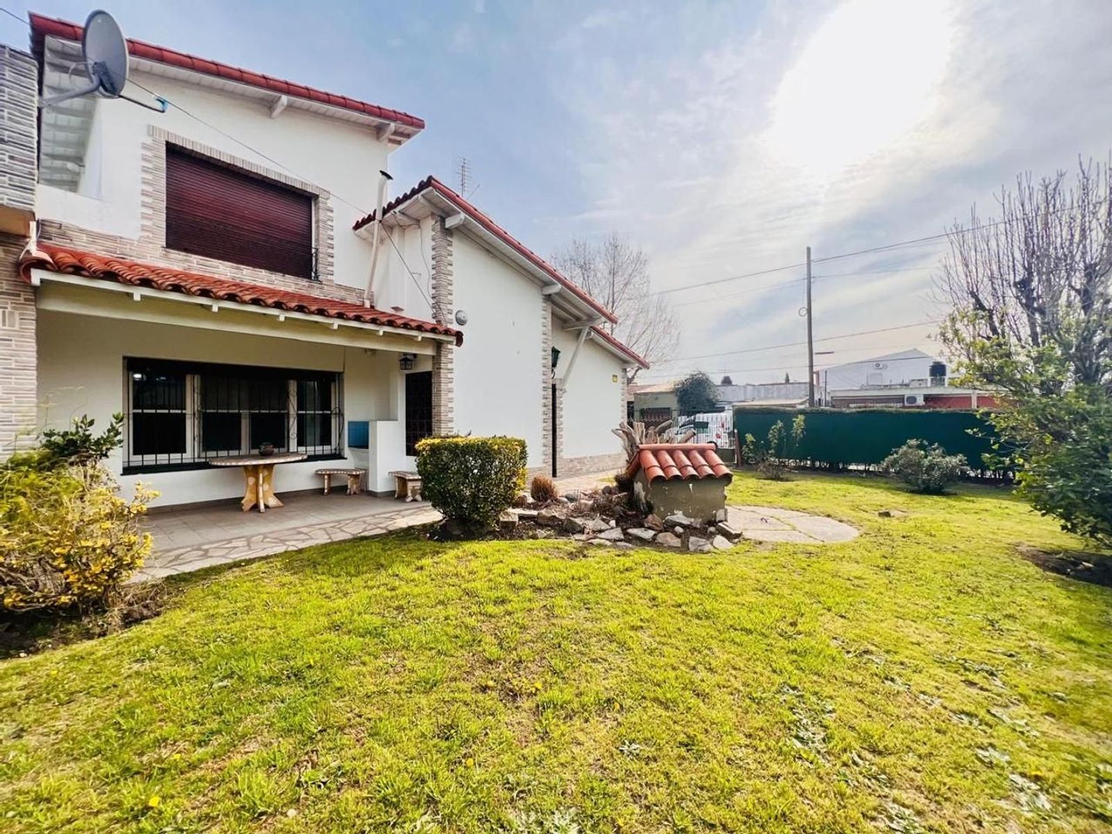 VENTA DE CASA 3 AMBIENTES SOBRE 4 LOTES EN MONTE GRANDE - CON PILETA - 41