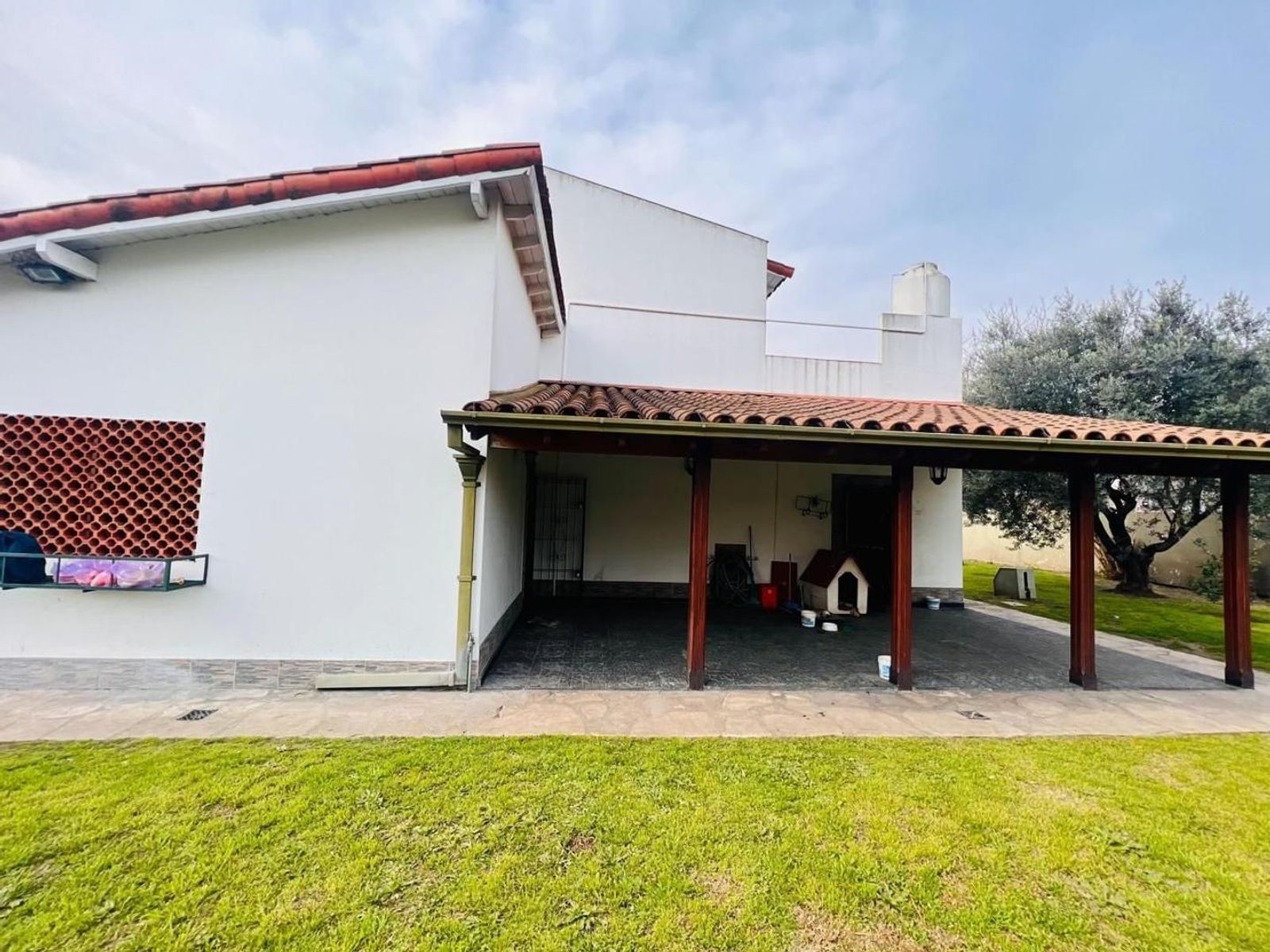 VENTA DE CASA 3 AMBIENTES SOBRE 4 LOTES EN MONTE GRANDE - CON PILETA - 42