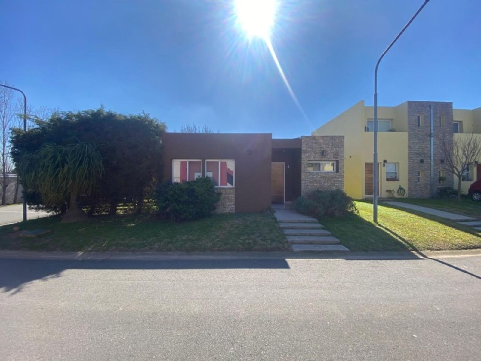VENTA DE CASA 3 AMBIENTES EN BARRIO CERRADO LOS ROBLES - MONTE GRANDE - APTO CRÉDITO HIPOTECARIO. - 1