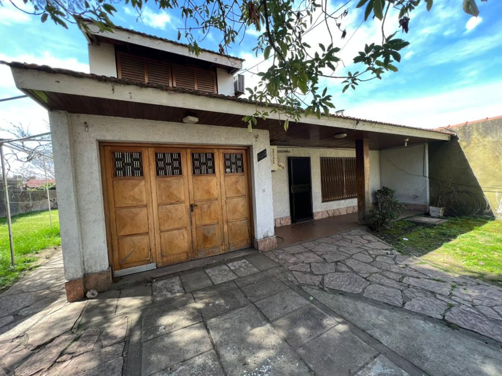 VENTA DE LINDA CASA 4 AMBIENTES EN ZONA CENTRO MONTE GRANDE - SOBRE DE 800 M² - 3
