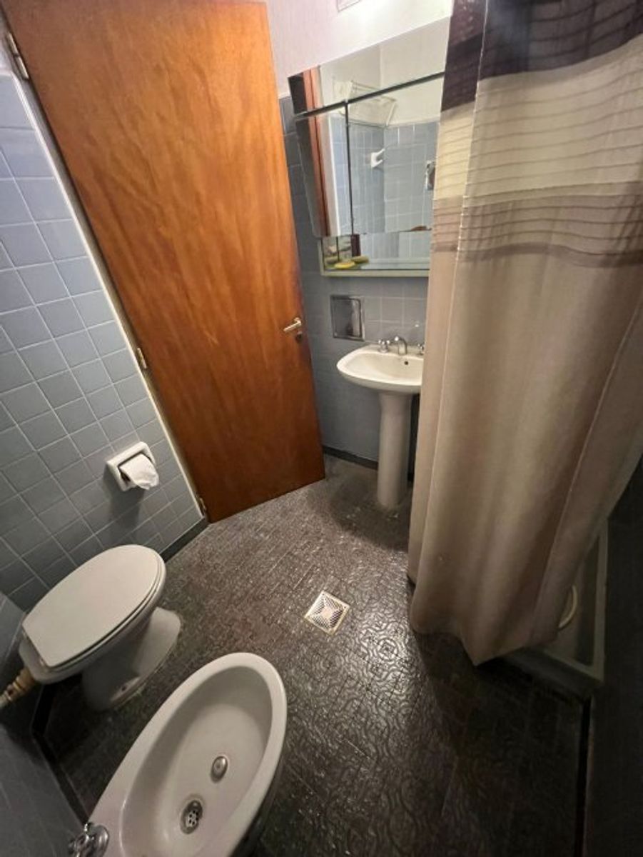VENTA DE LINDA CASA 4 AMBIENTES EN ZONA CENTRO MONTE GRANDE - SOBRE DE 800 M² - 6