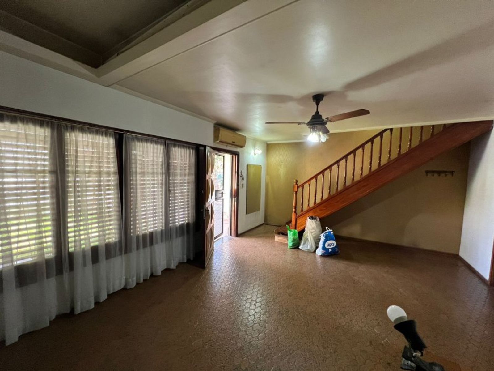 VENTA DE LINDA CASA 4 AMBIENTES EN ZONA CENTRO MONTE GRANDE - SOBRE DE 800 M² - 12