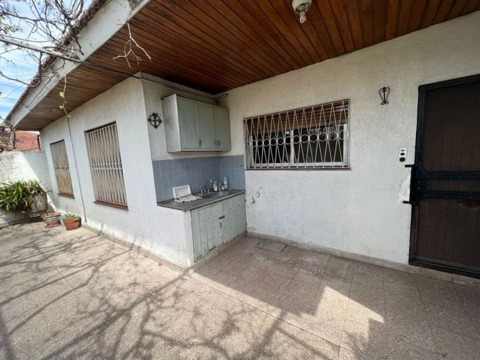 VENTA DE LINDA CASA 4 AMBIENTES EN ZONA CENTRO MONTE GRANDE - SOBRE DE 800 M² - 16