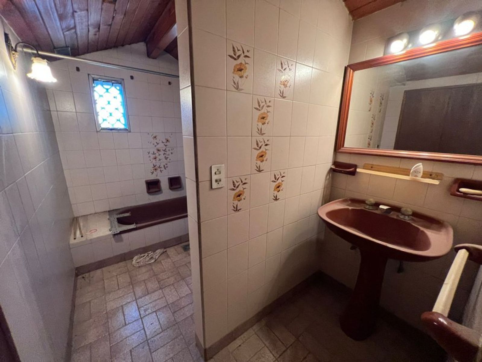 VENTA DE LINDA CASA 4 AMBIENTES EN ZONA CENTRO MONTE GRANDE - SOBRE DE 800 M² - 17