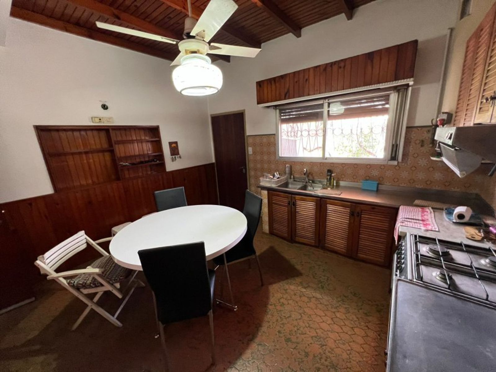 VENTA DE LINDA CASA 4 AMBIENTES EN ZONA CENTRO MONTE GRANDE - SOBRE DE 800 M² - 18