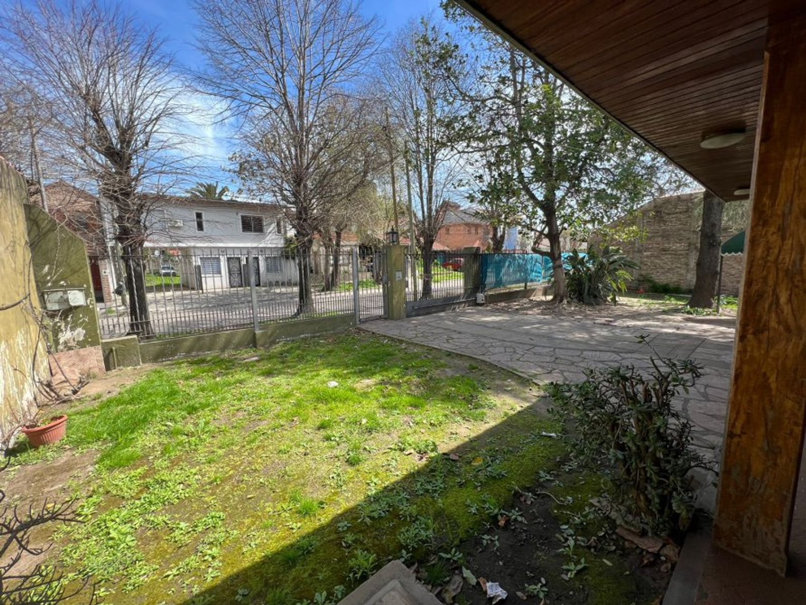 VENTA DE LINDA CASA 4 AMBIENTES EN ZONA CENTRO MONTE GRANDE - SOBRE DE 800 M² - 22