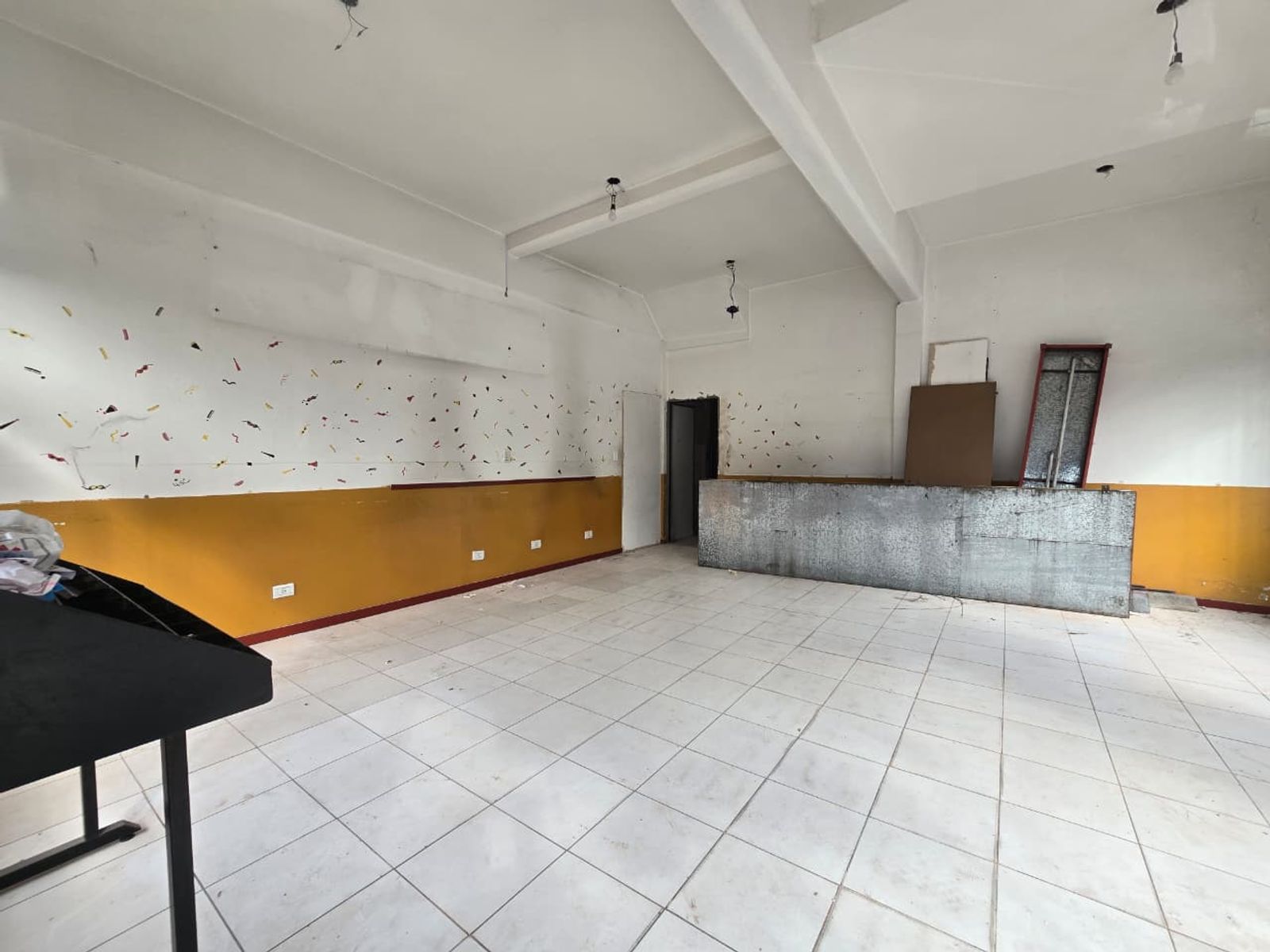 ALQUILER DE LOCAL EN ESQUINA SOBRE SANTAMARINA EN MONTE GRANDE - 42 M² - 3