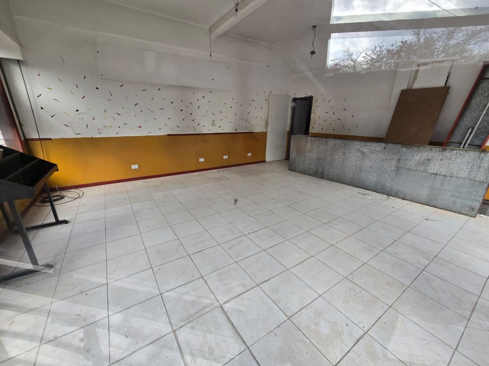 ALQUILER DE LOCAL EN ESQUINA SOBRE SANTAMARINA EN MONTE GRANDE - 42 M² - 4