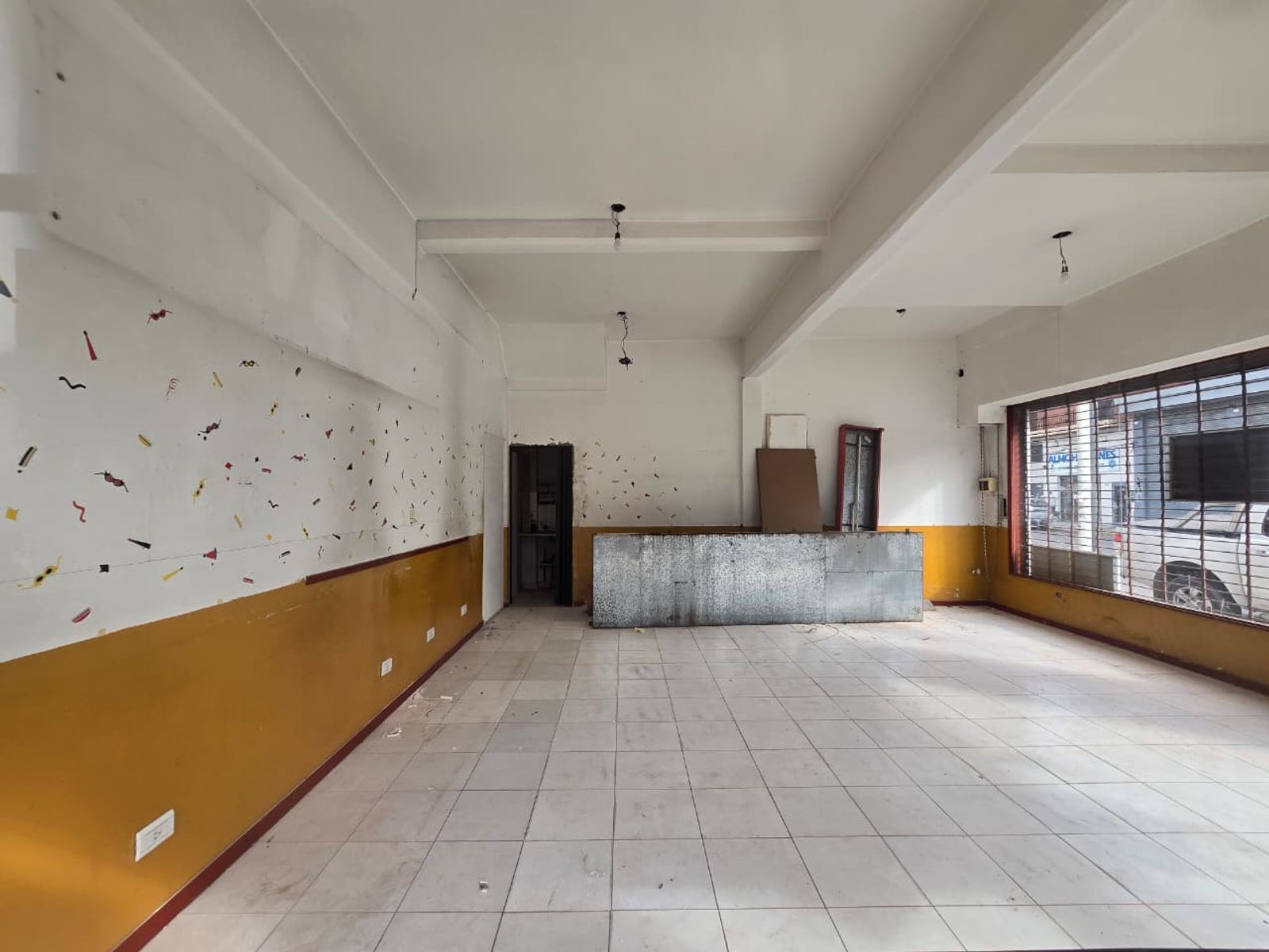 ALQUILER DE LOCAL EN ESQUINA SOBRE SANTAMARINA EN MONTE GRANDE - 42 M² - 5