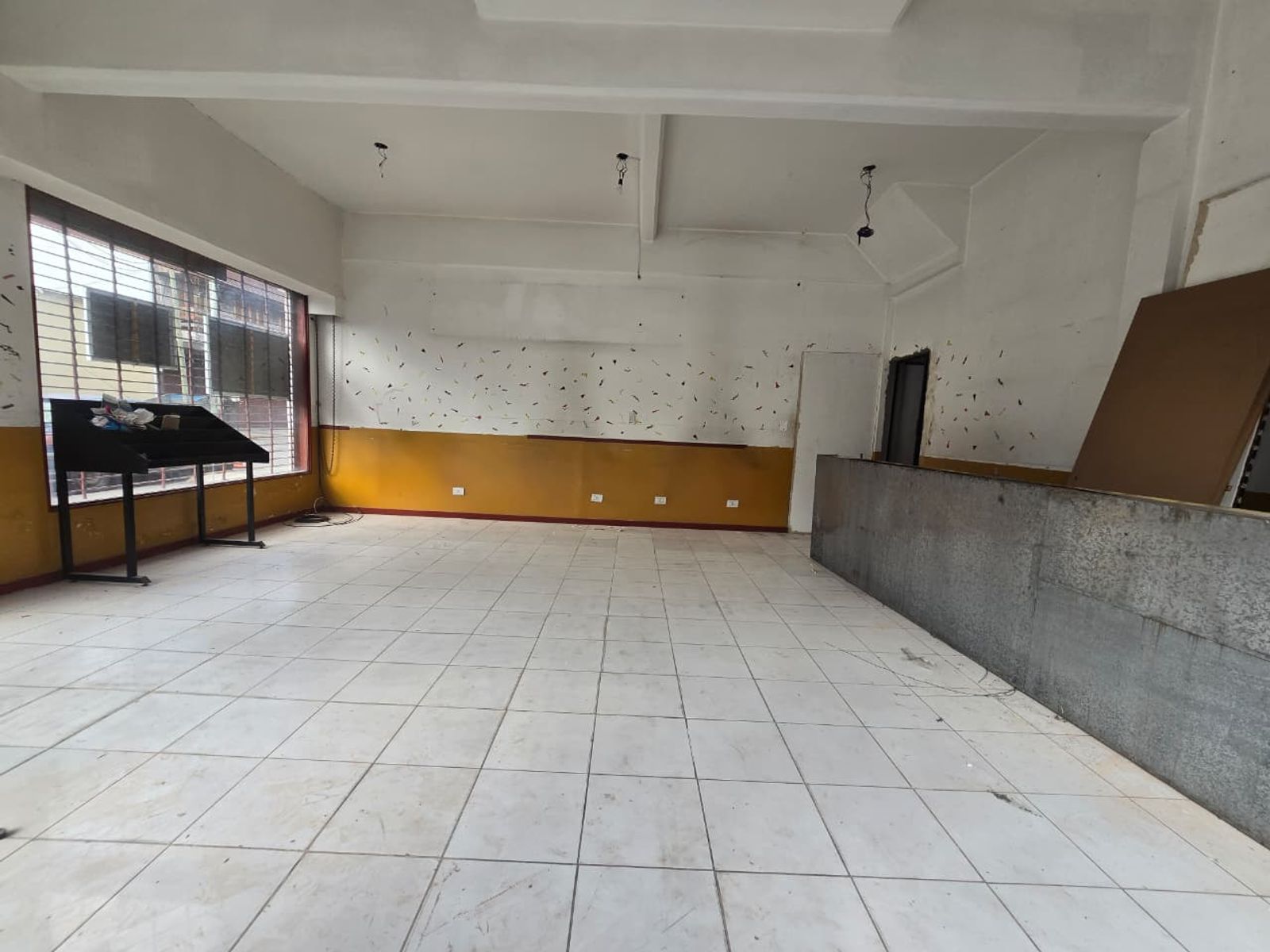 ALQUILER DE LOCAL EN ESQUINA SOBRE SANTAMARINA EN MONTE GRANDE - 42 M² - 6