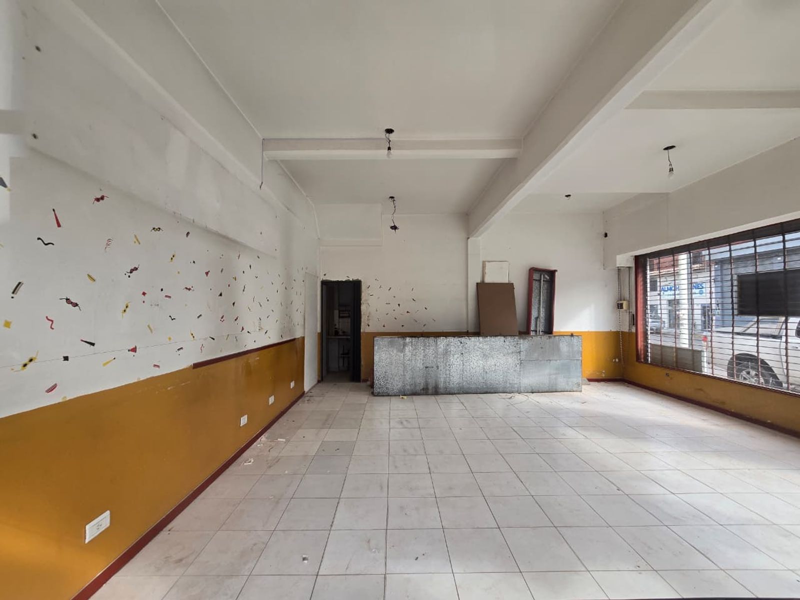 ALQUILER DE LOCAL EN ESQUINA SOBRE SANTAMARINA EN MONTE GRANDE - 42 M² - 7