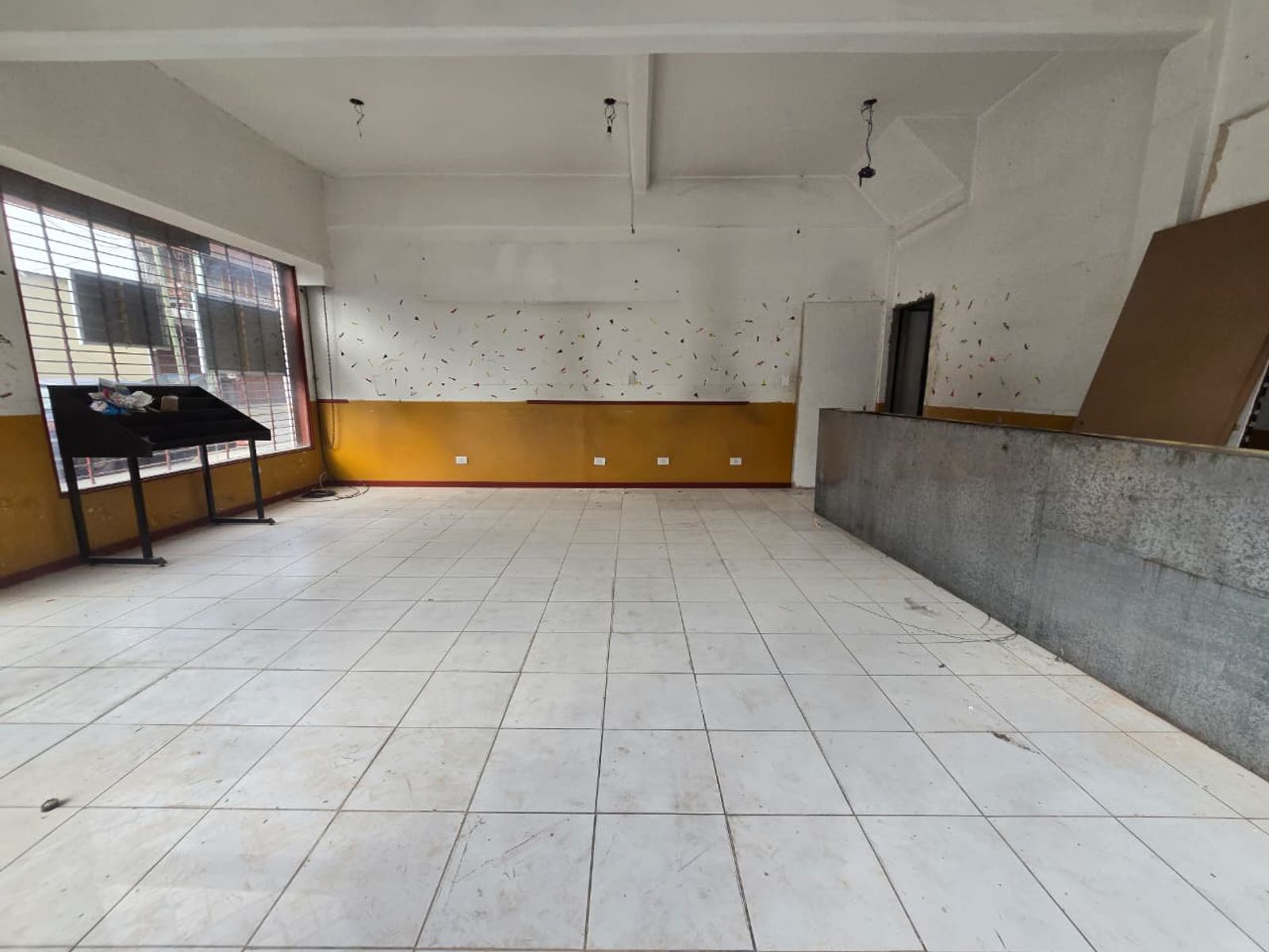 ALQUILER DE LOCAL EN ESQUINA SOBRE SANTAMARINA EN MONTE GRANDE - 42 M² - 8