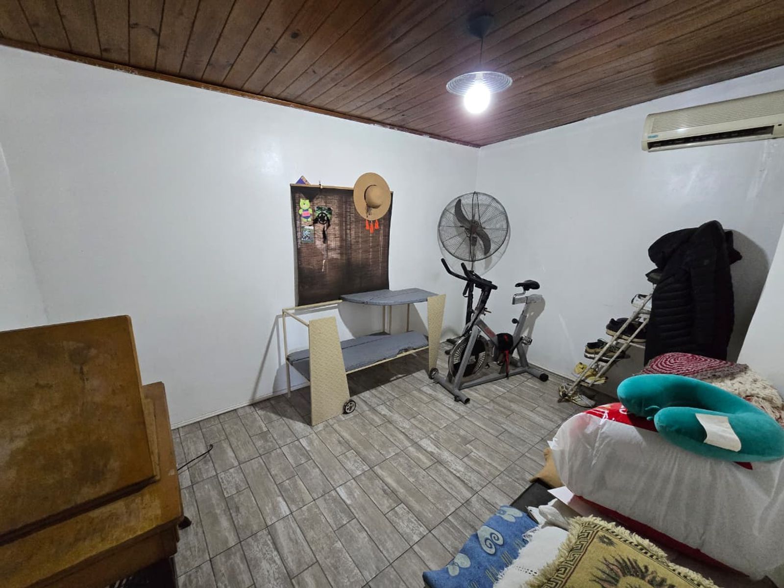 VENTA DE CASA 4 AMBIENTES EN MONTE GRANDE - EN ESQUINA - 12
