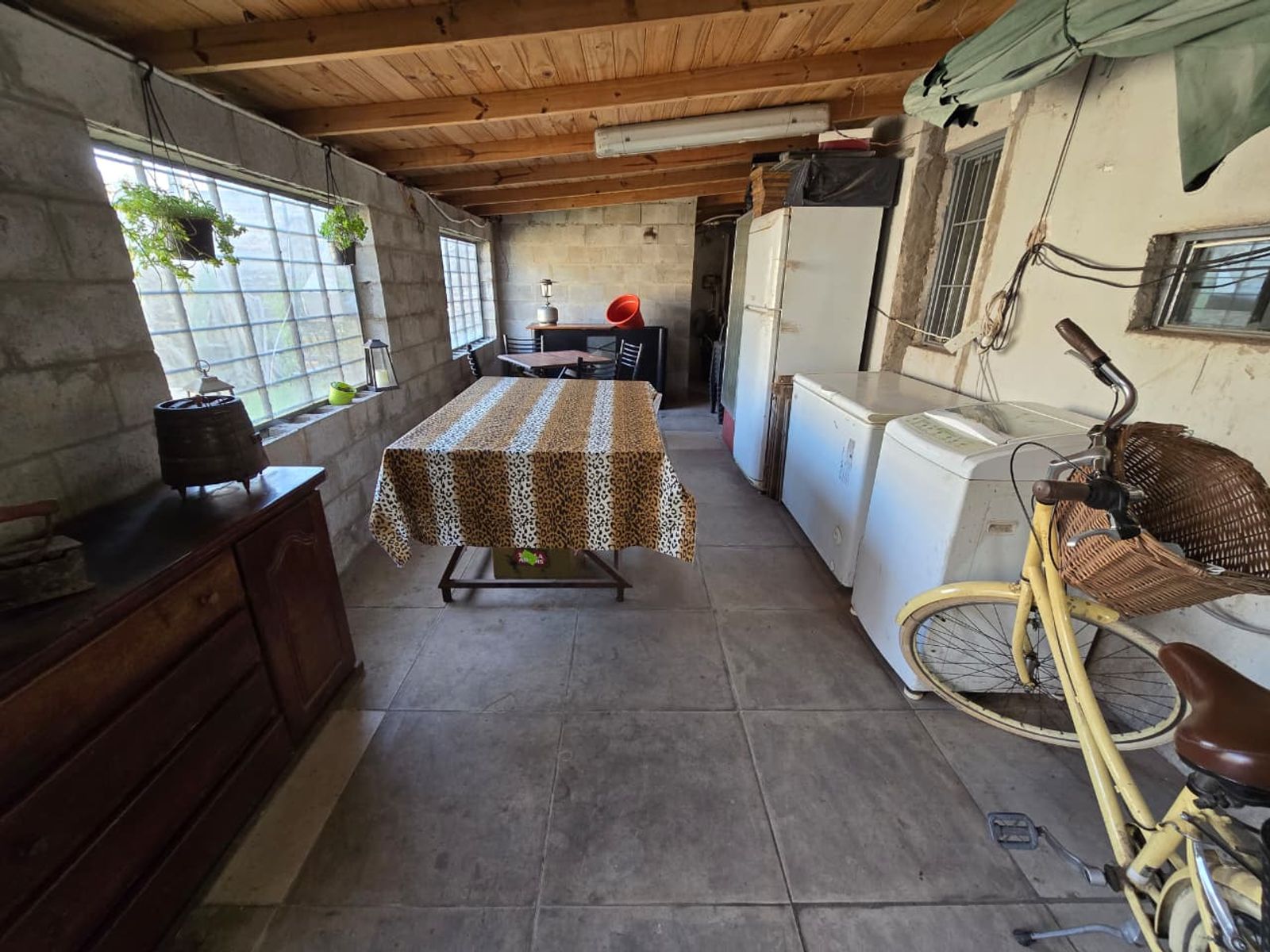 VENTA DE CASA 4 AMBIENTES EN MONTE GRANDE - EN ESQUINA - 16