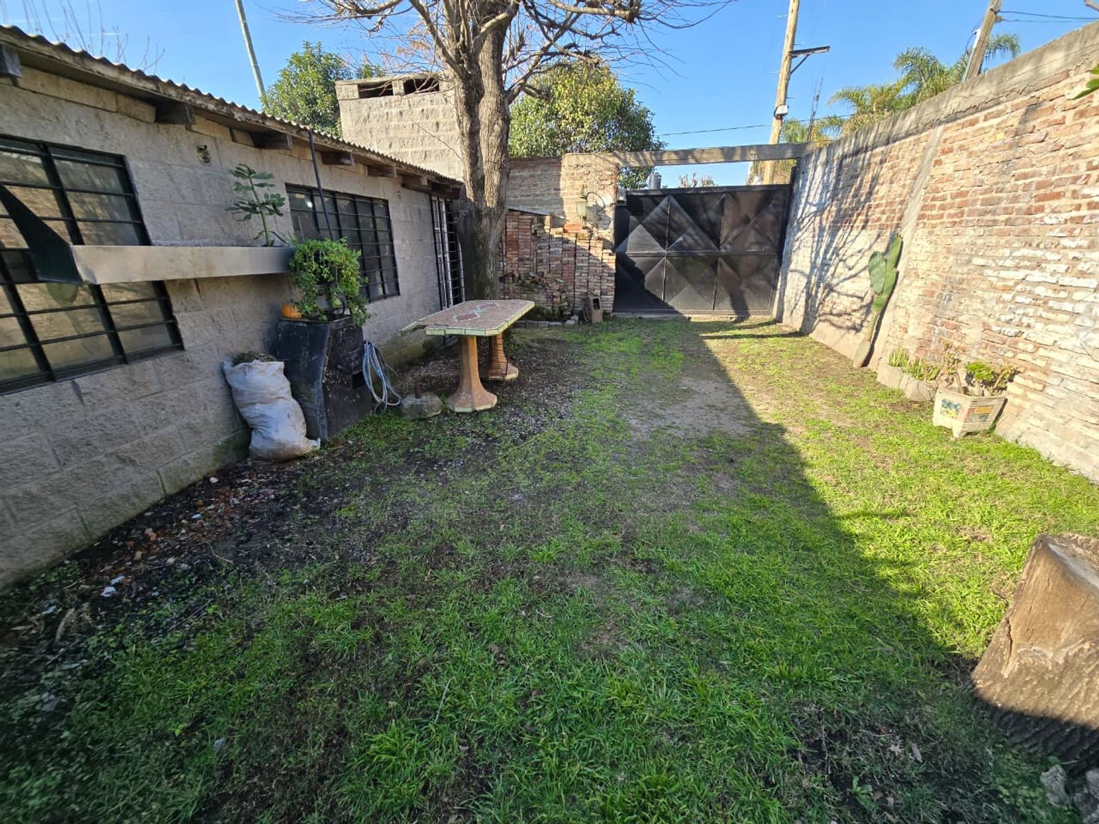 VENTA DE CASA 4 AMBIENTES EN MONTE GRANDE - EN ESQUINA - 17