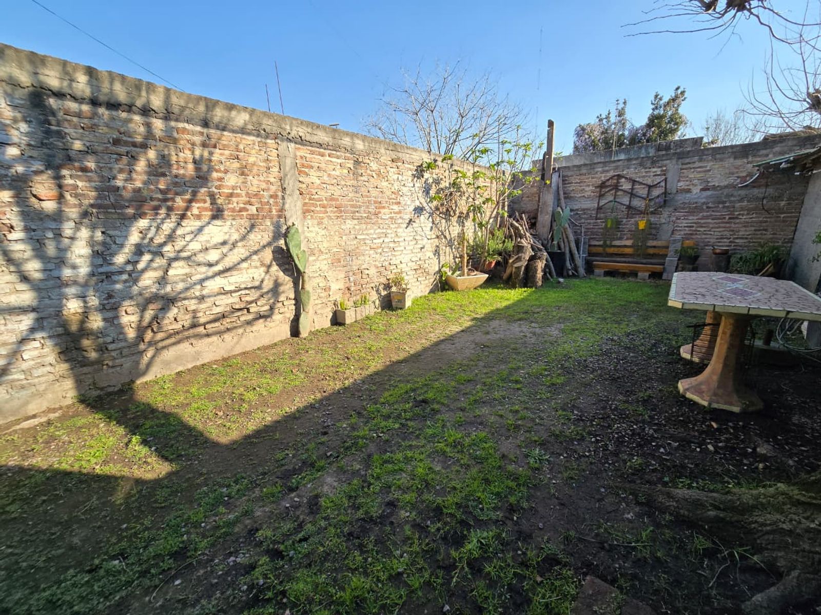 VENTA DE CASA 4 AMBIENTES EN MONTE GRANDE - EN ESQUINA - 18