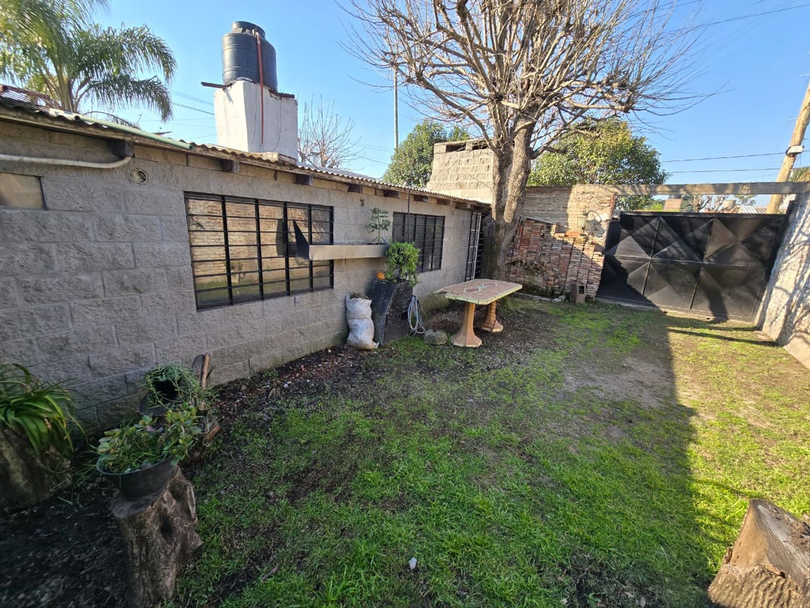 VENTA DE CASA 4 AMBIENTES EN MONTE GRANDE - EN ESQUINA - 20