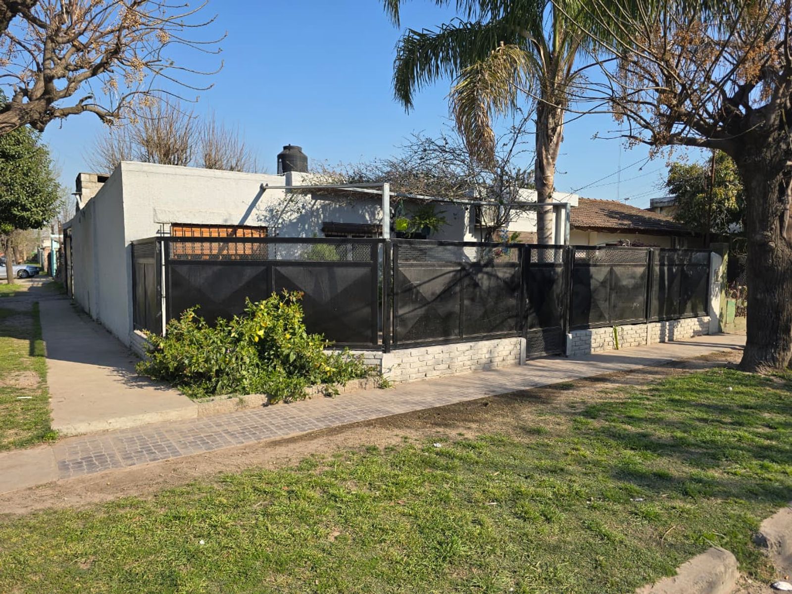 VENTA DE CASA 4 AMBIENTES EN MONTE GRANDE - EN ESQUINA - 22