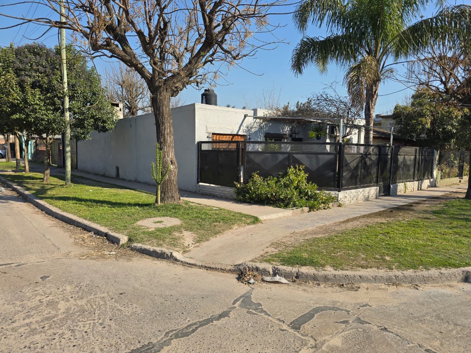 VENTA DE CASA 4 AMBIENTES EN MONTE GRANDE - EN ESQUINA - 23