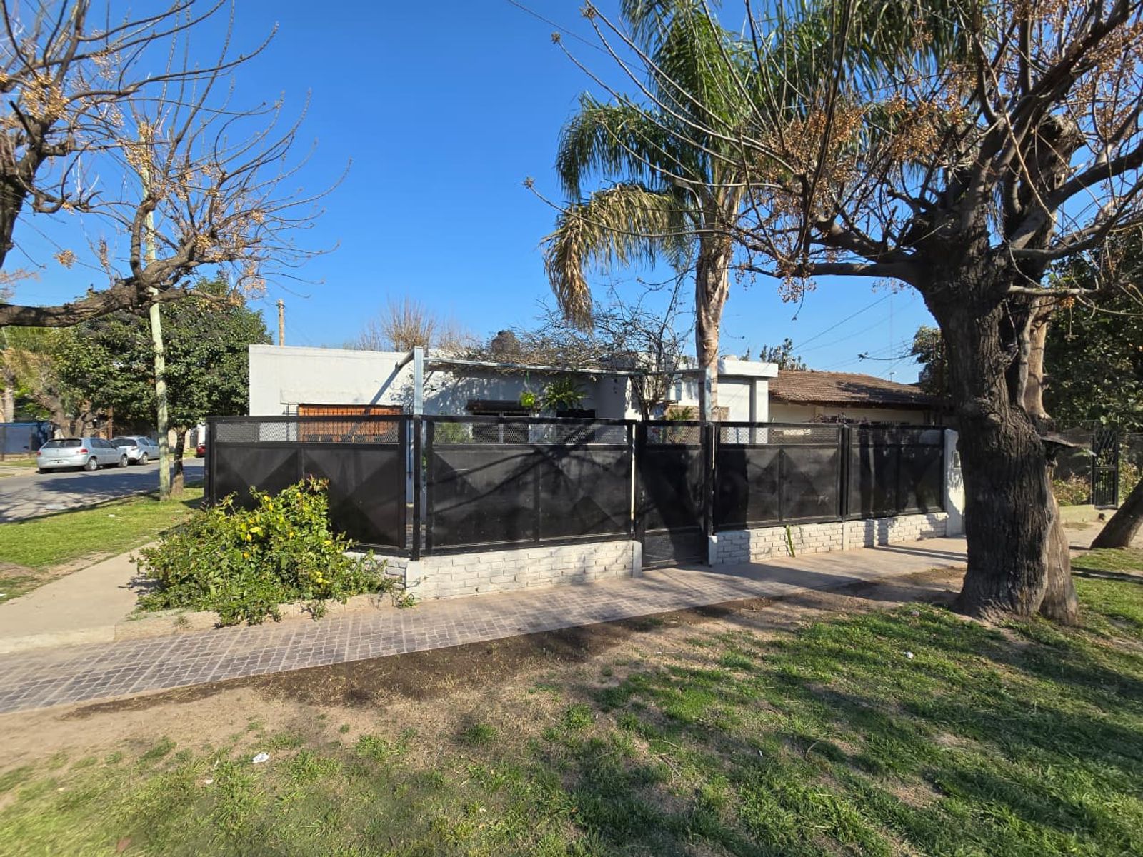 VENTA DE CASA 4 AMBIENTES EN MONTE GRANDE - EN ESQUINA - 24