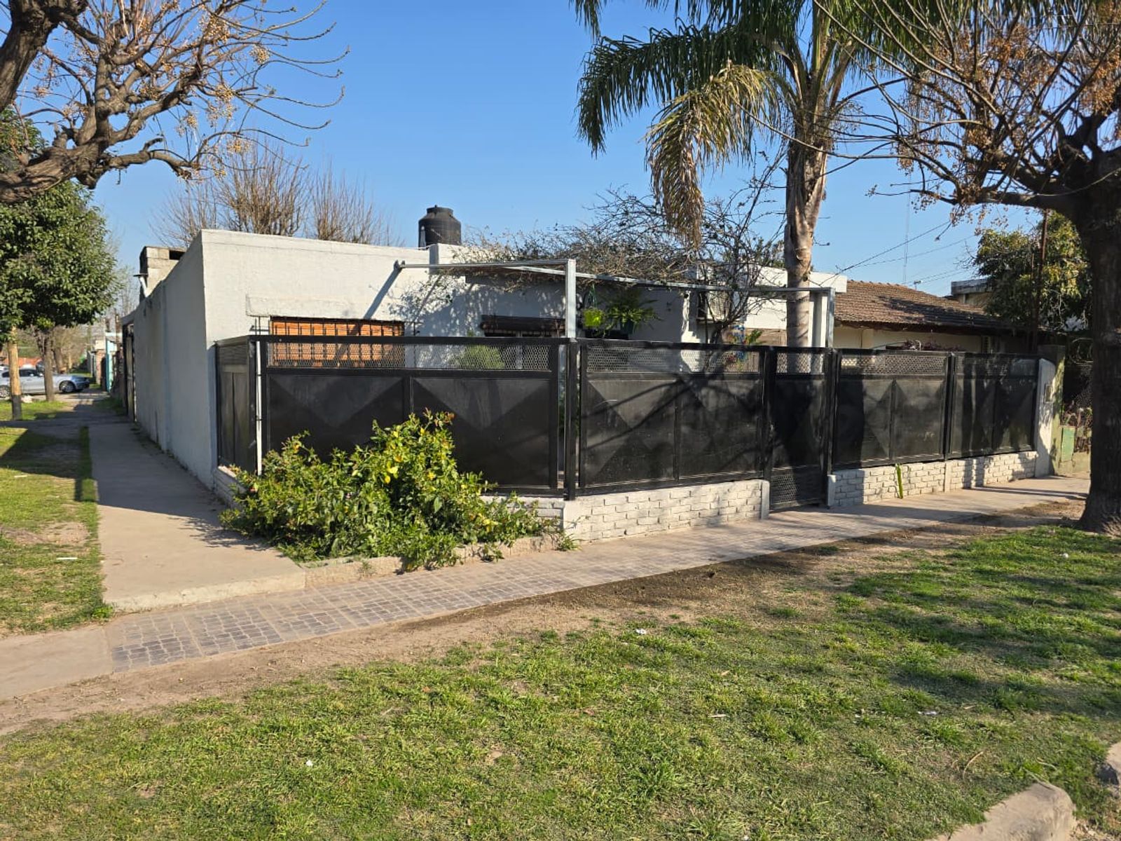 VENTA DE CASA 4 AMBIENTES EN MONTE GRANDE - EN ESQUINA - 25
