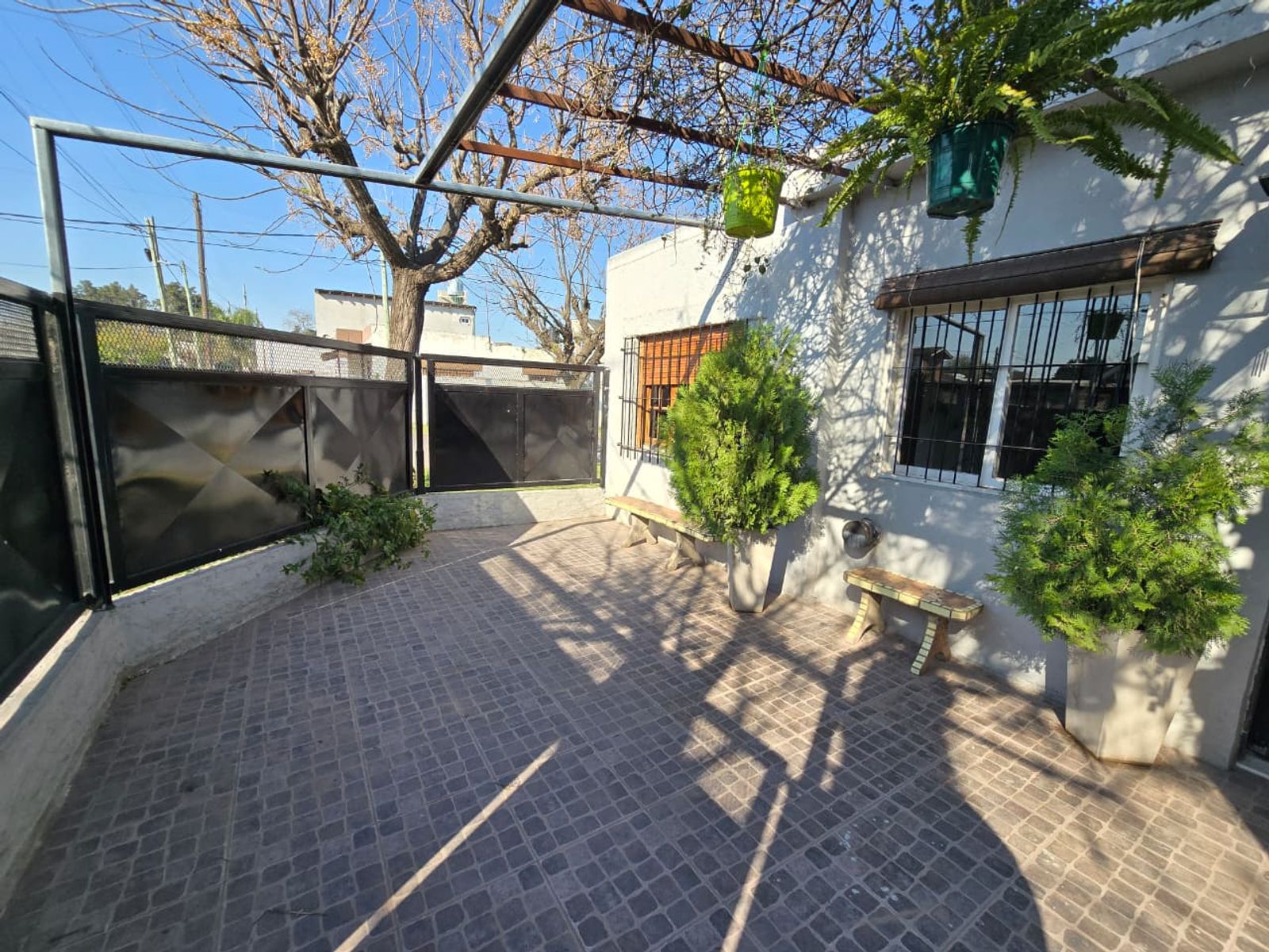 VENTA DE CASA 4 AMBIENTES EN MONTE GRANDE - EN ESQUINA - 26