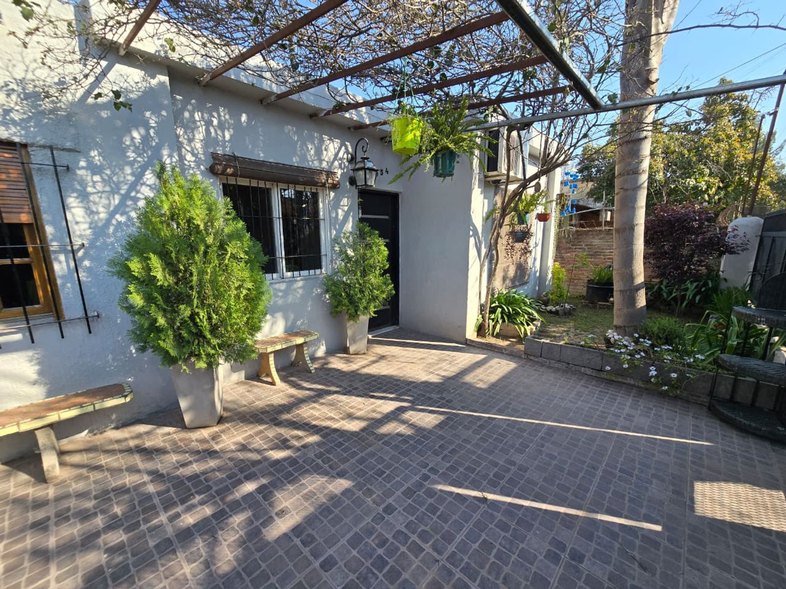 VENTA DE CASA 4 AMBIENTES EN MONTE GRANDE - EN ESQUINA - 27