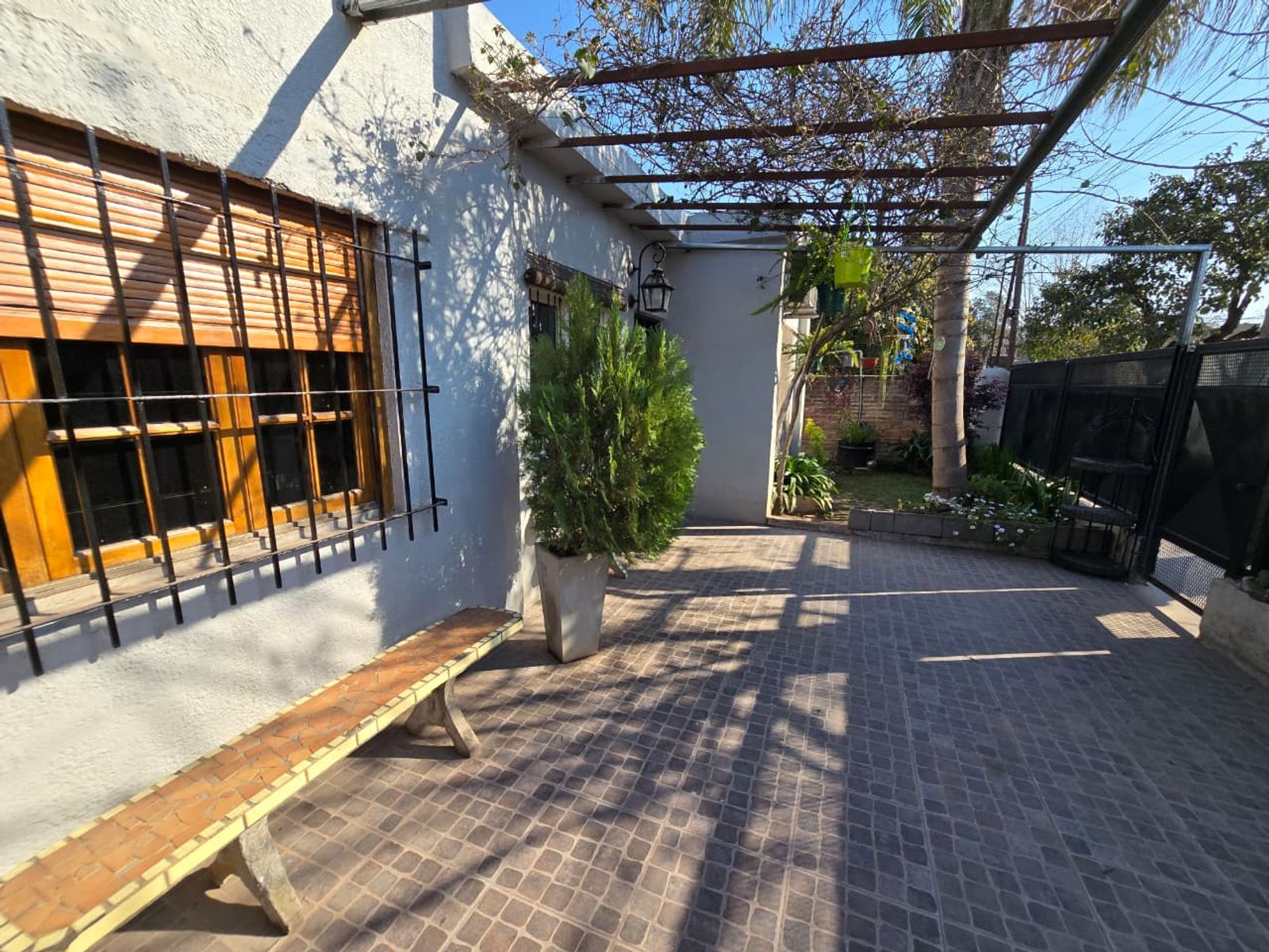 VENTA DE CASA 4 AMBIENTES EN MONTE GRANDE - EN ESQUINA - 28