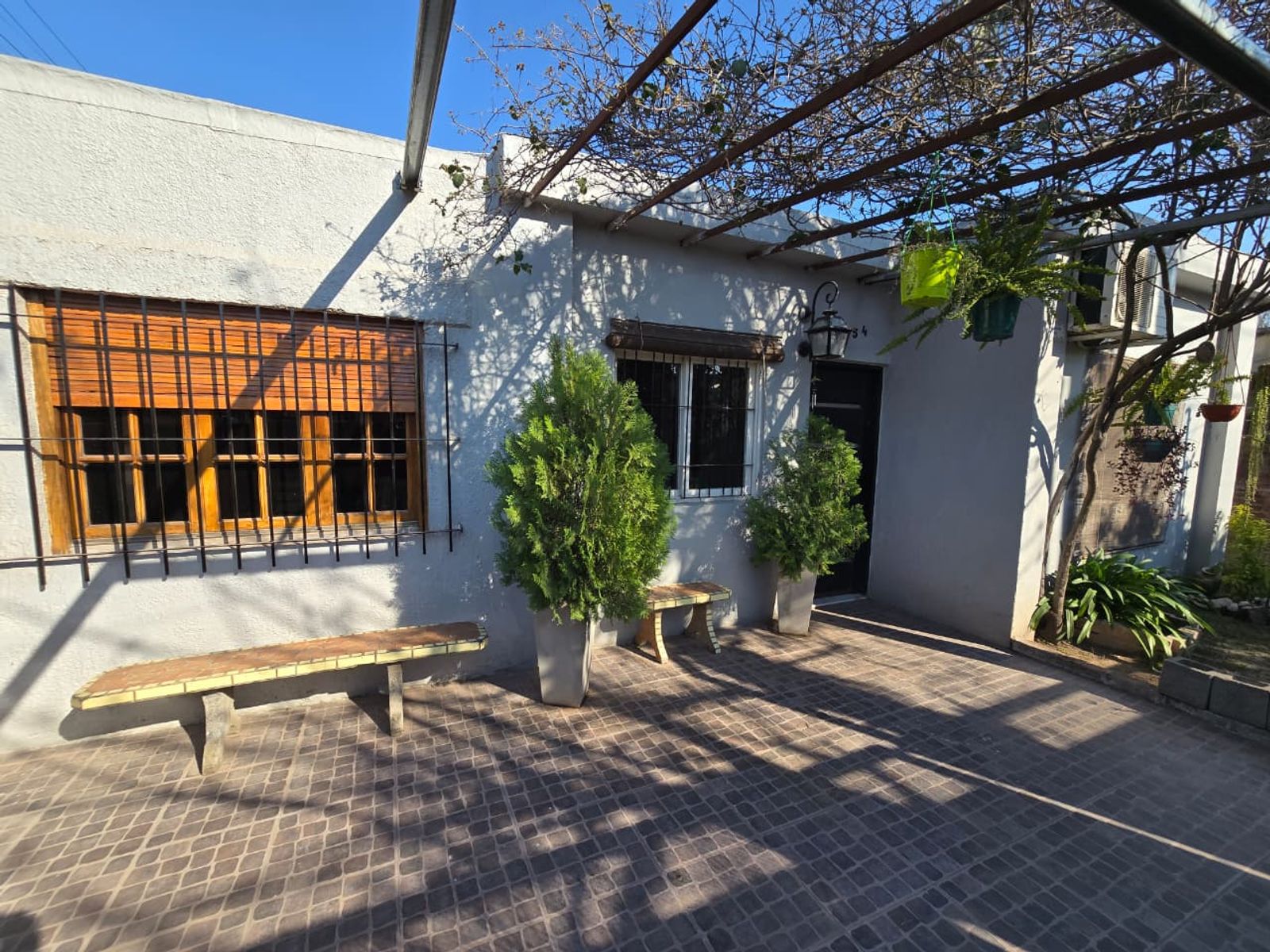 VENTA DE CASA 4 AMBIENTES EN MONTE GRANDE - EN ESQUINA - 29