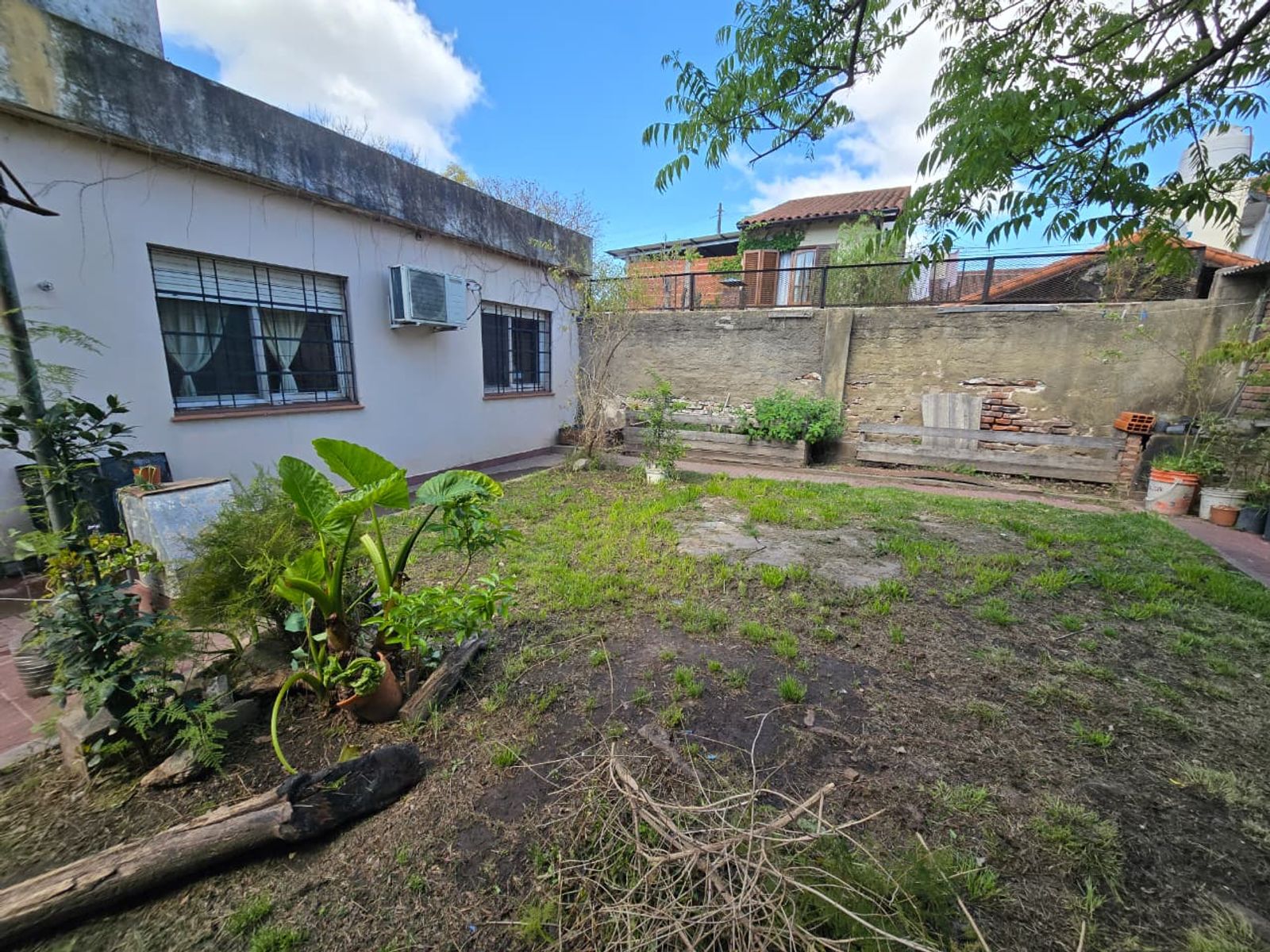 VENTA DE CASA 3 AMBIENTES EN LUIS GUILLÓN - CON COCHERA - A REFACCIONAR - 4