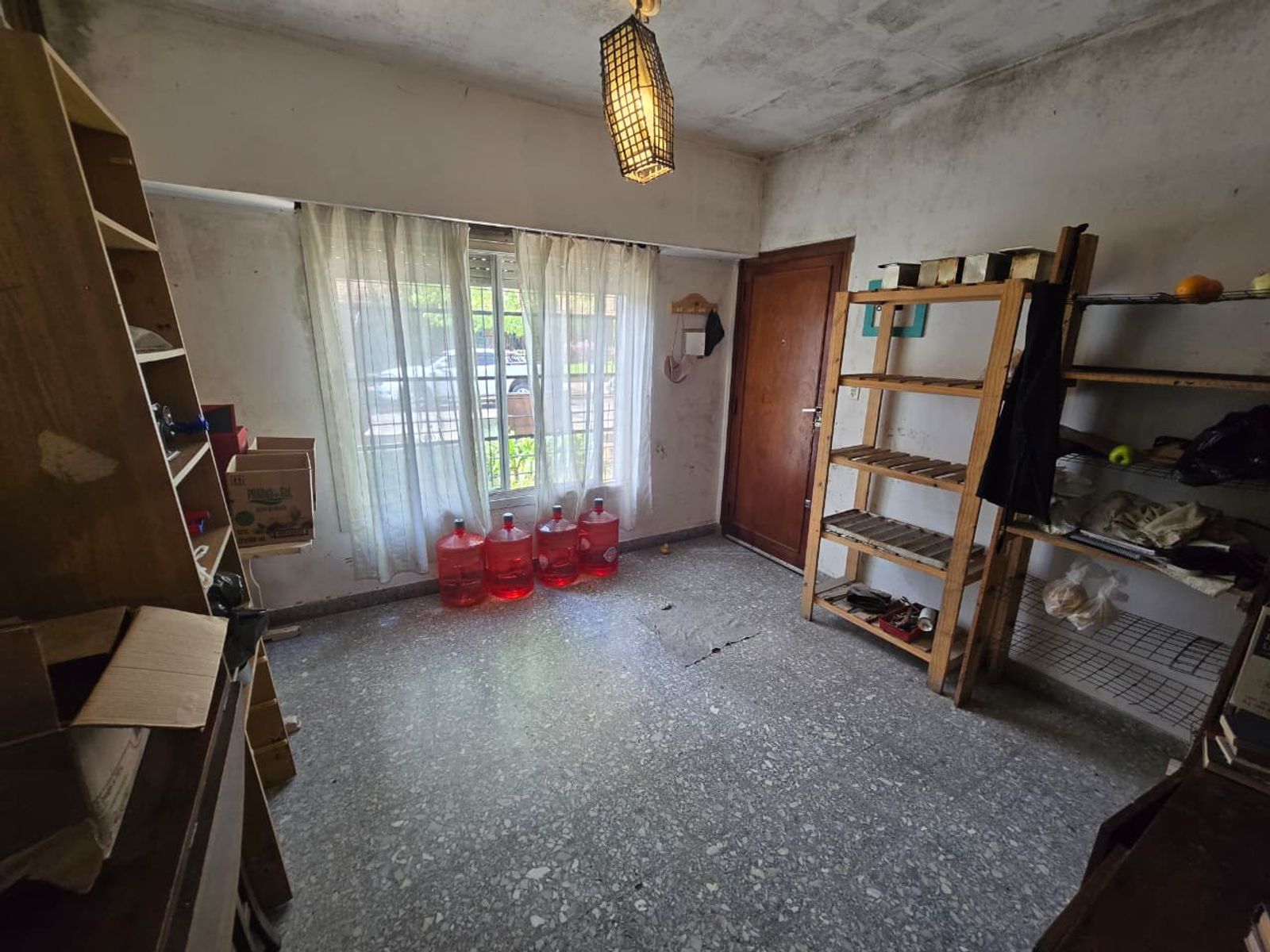 VENTA DE CASA 3 AMBIENTES EN LUIS GUILLÓN - CON COCHERA - A REFACCIONAR - 5