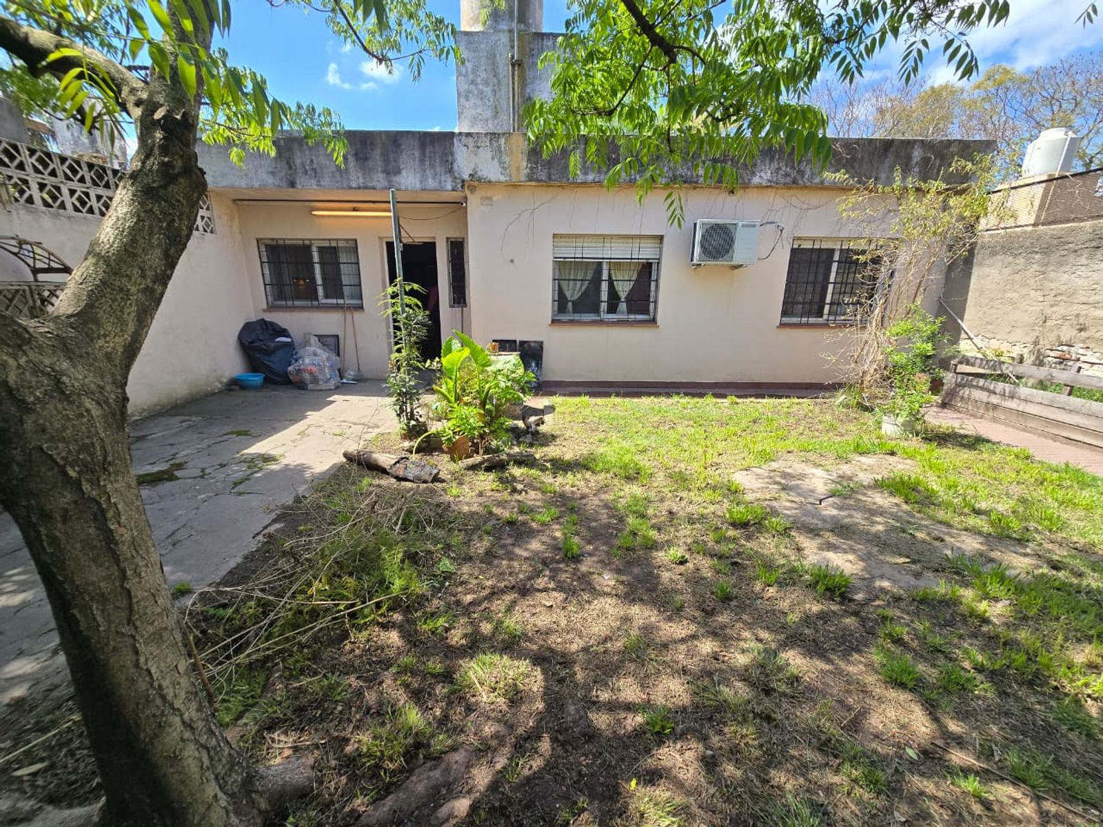 VENTA DE CASA 3 AMBIENTES EN LUIS GUILLÓN - CON COCHERA - A REFACCIONAR - 6