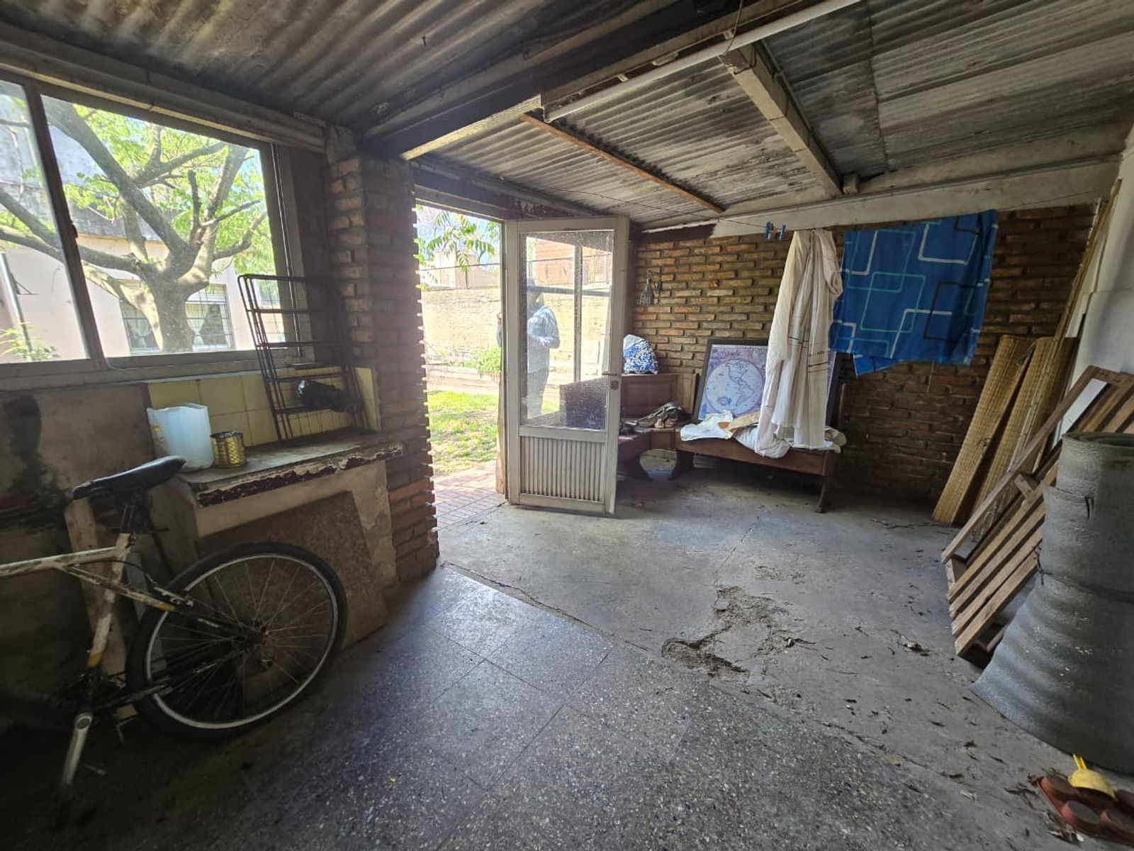VENTA DE CASA 3 AMBIENTES EN LUIS GUILLÓN - CON COCHERA - A REFACCIONAR - 7