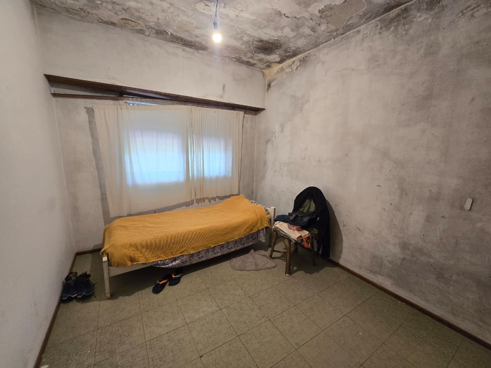 VENTA DE CASA 3 AMBIENTES EN LUIS GUILLÓN - CON COCHERA - A REFACCIONAR - 10