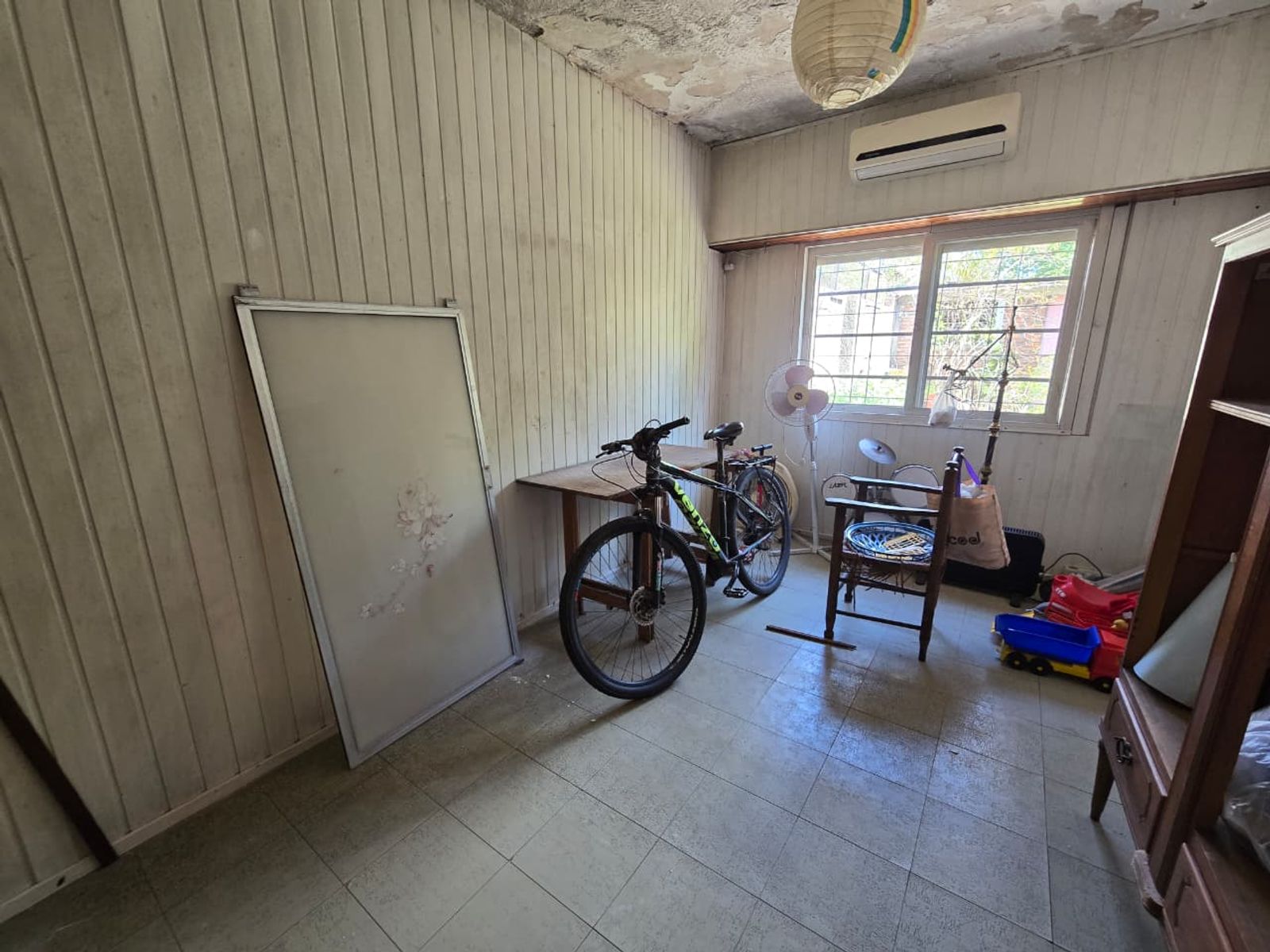 VENTA DE CASA 3 AMBIENTES EN LUIS GUILLÓN - CON COCHERA - A REFACCIONAR - 11