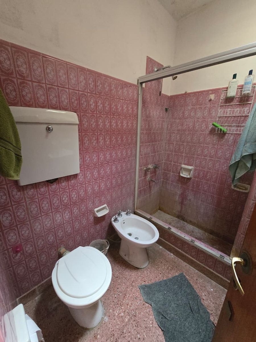 VENTA DE CASA 3 AMBIENTES EN LUIS GUILLÓN - CON COCHERA - A REFACCIONAR - 12