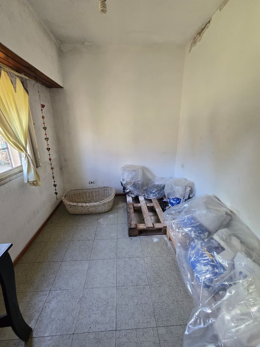 VENTA DE CASA 3 AMBIENTES EN LUIS GUILLÓN - CON COCHERA - A REFACCIONAR - 13