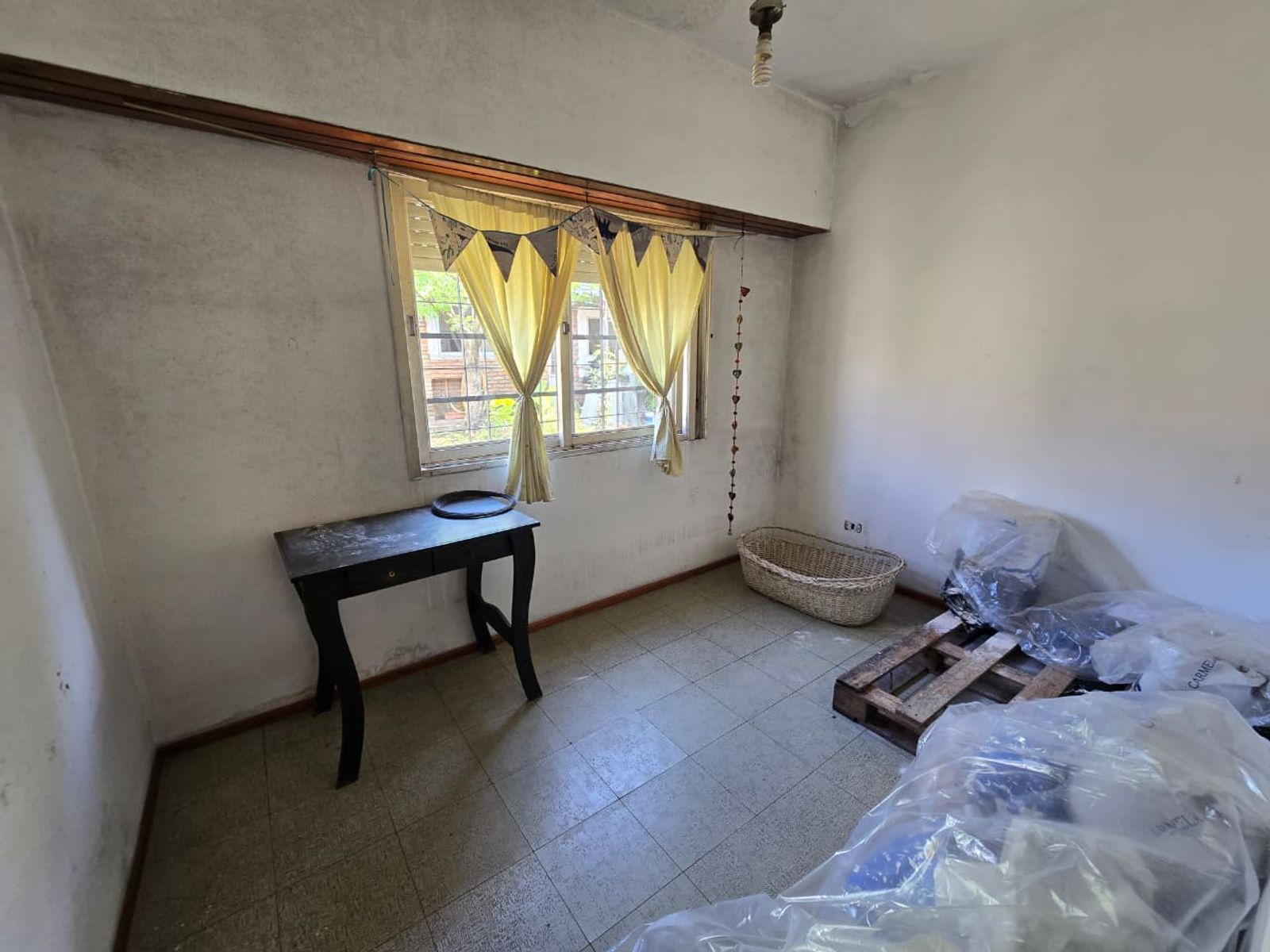 VENTA DE CASA 3 AMBIENTES EN LUIS GUILLÓN - CON COCHERA - A REFACCIONAR - 14