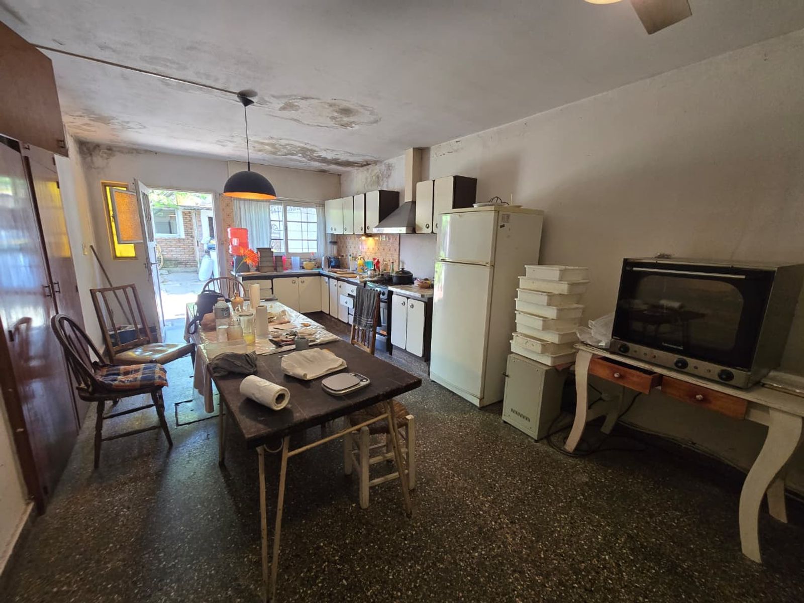 VENTA DE CASA 3 AMBIENTES EN LUIS GUILLÓN - CON COCHERA - A REFACCIONAR - 16