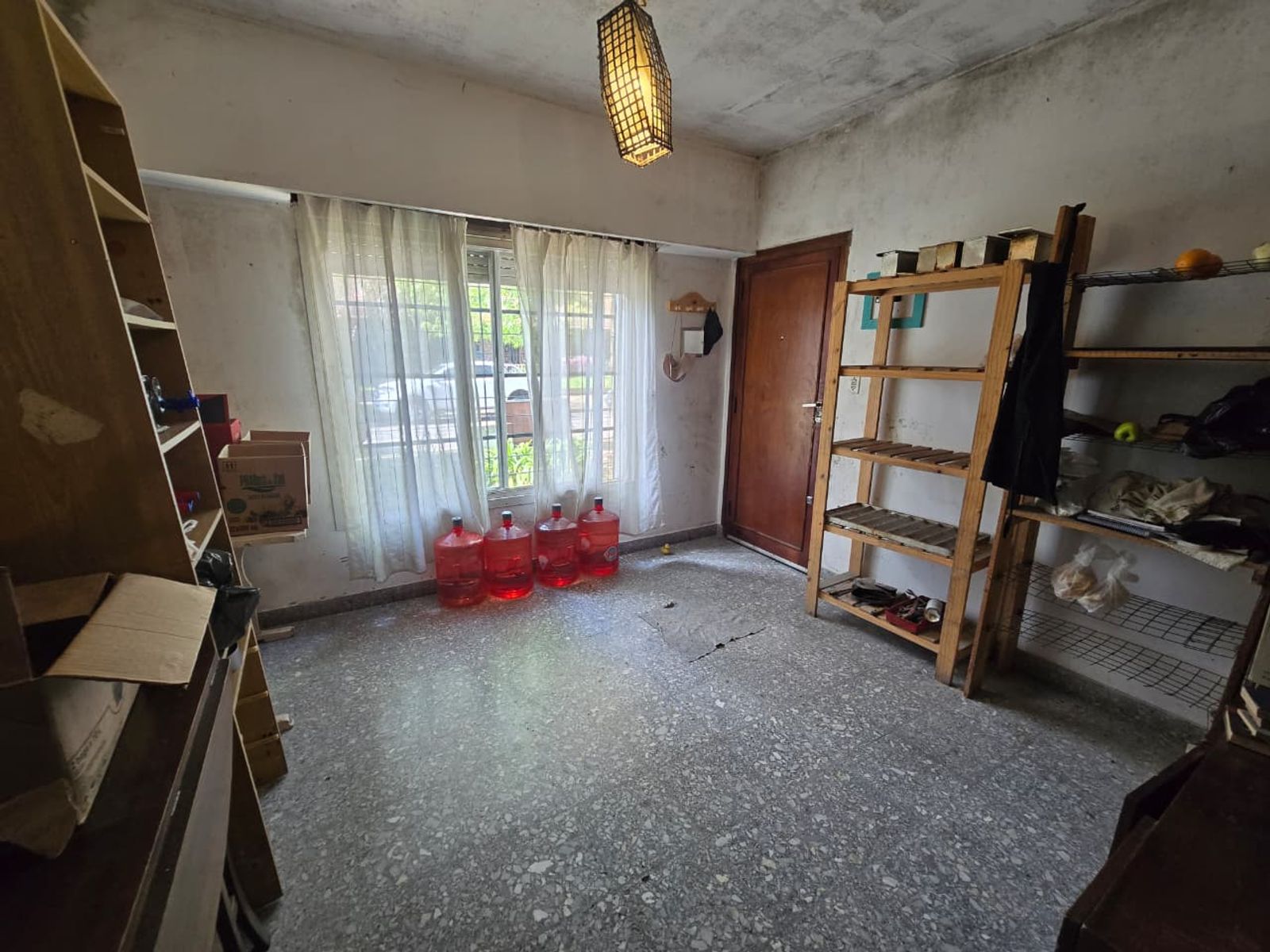 VENTA DE CASA 3 AMBIENTES EN LUIS GUILLÓN - CON COCHERA - A REFACCIONAR - 17