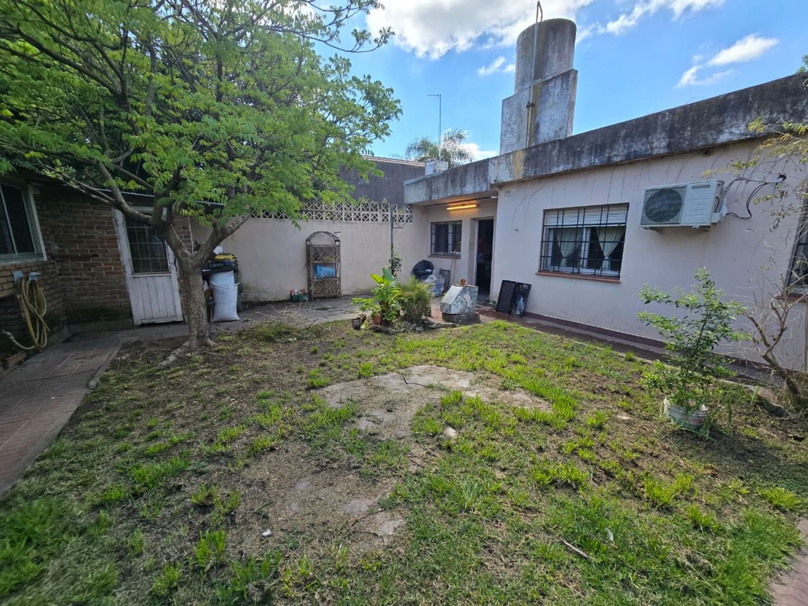 VENTA DE CASA 3 AMBIENTES EN LUIS GUILLÓN - CON COCHERA - A REFACCIONAR - 18