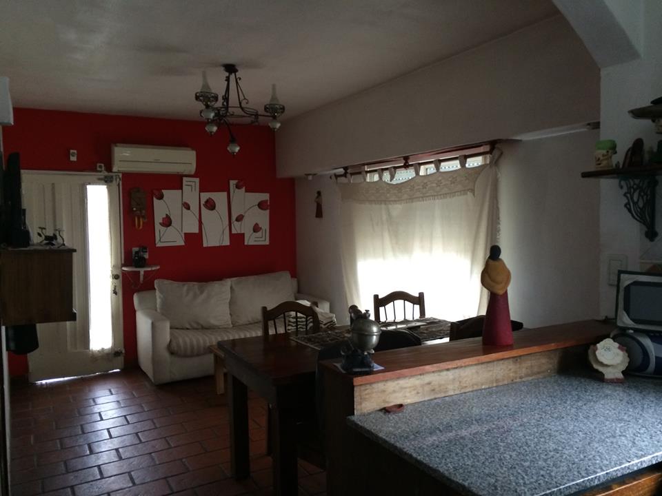 IMPECABLE CASA EN CASTELAR COD 519