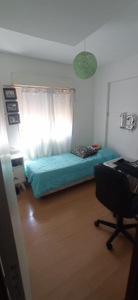 OPORTUNIDAD HERMOSO DEPTO EN GRAN PREDIO PARQUIZADO MUY LUMINOSO RODEADO DE ARBOLES , DOS AMPLIOS DORMITORIOS BALCON CORRIDO — foto 2