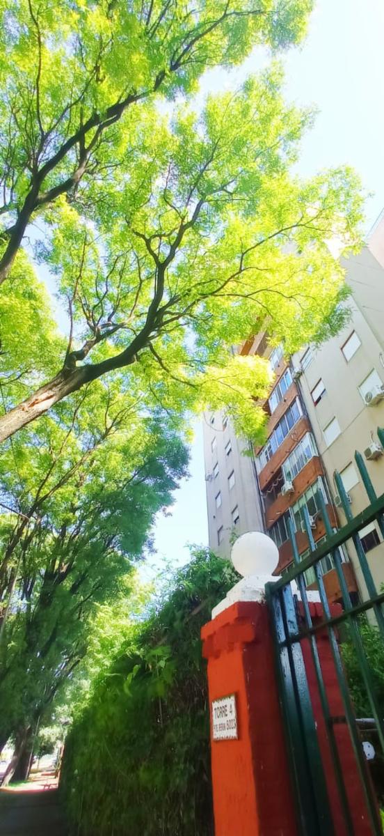 OPORTUNIDAD HERMOSO DEPTO EN GRAN PREDIO PARQUIZADO MUY LUMINOSO RODEADO DE ARBOLES , DOS AMPLIOS DORMITORIOS BALCON CORRIDO — foto 4